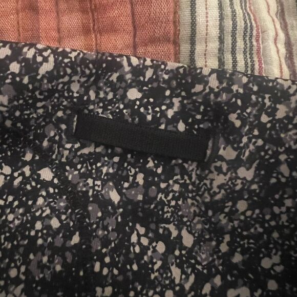 Lululemon Outrun 17" Crop in Splatter White Black Size 4 Full-On Luxtreme - Picture 8 of 10